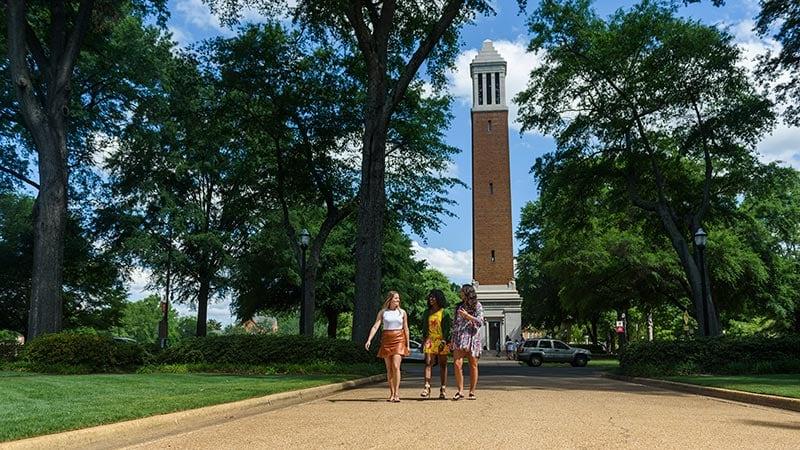 学生 walk in front of Denny Chimes.